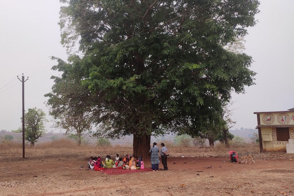 A group of women meet Sama team in a village in Kawardha